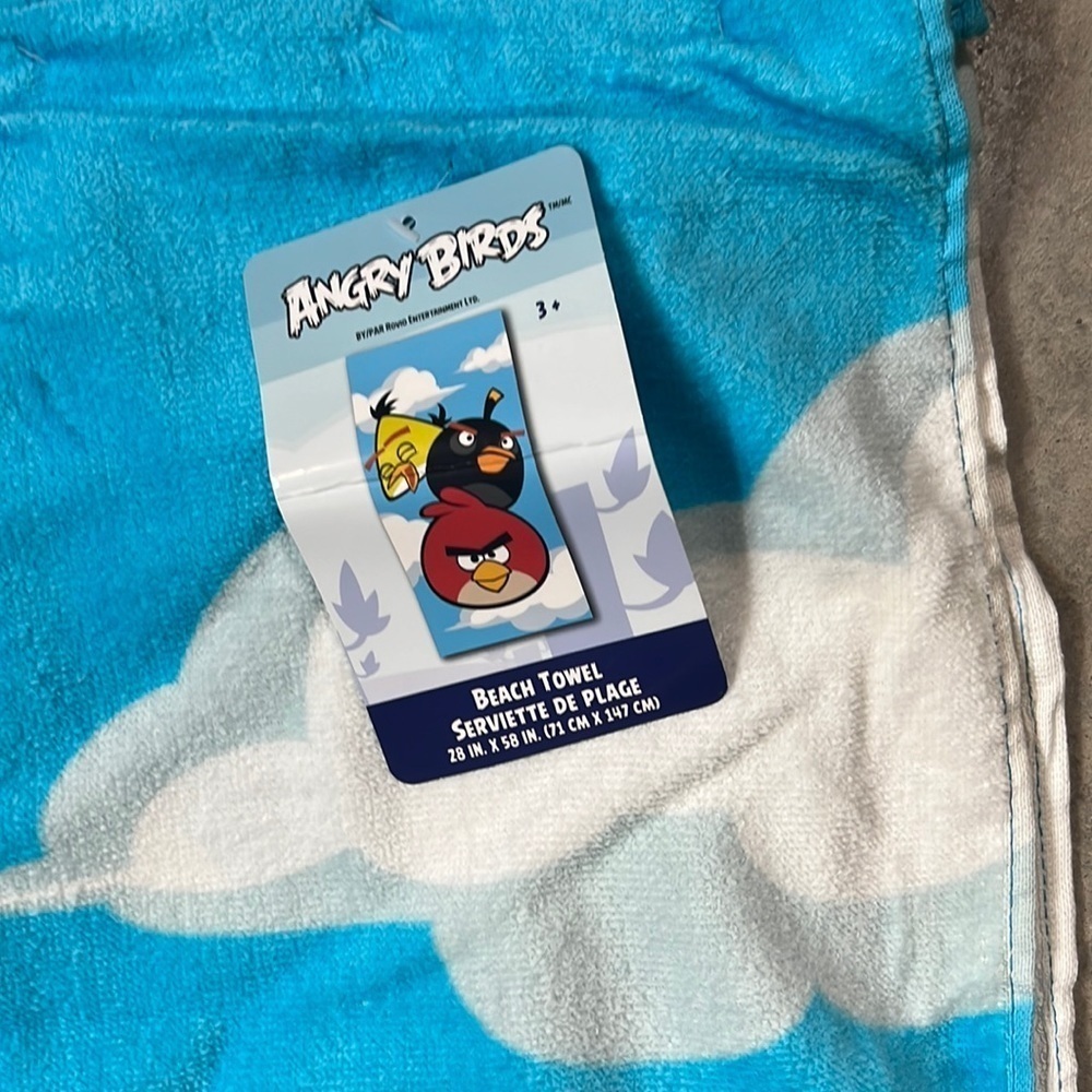 💫 38. NWT angry birds Beach Towel 26 x 58 inches Third bird only sky